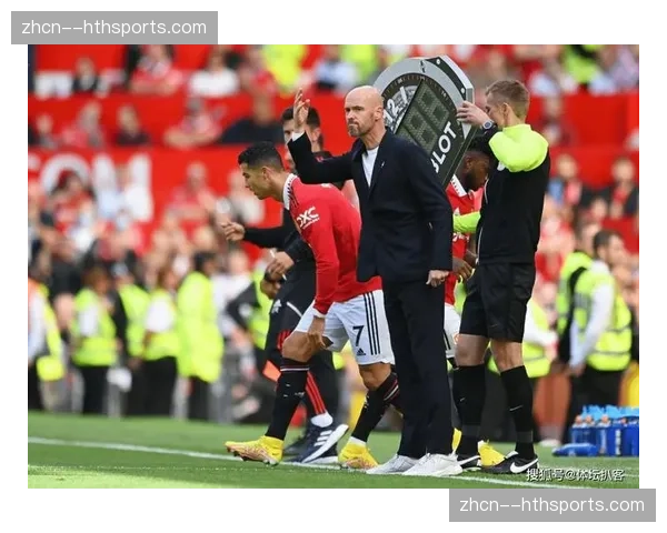 曼联训练基地重点演练攻转守落位，滕哈赫回应高位压迫数据下滑