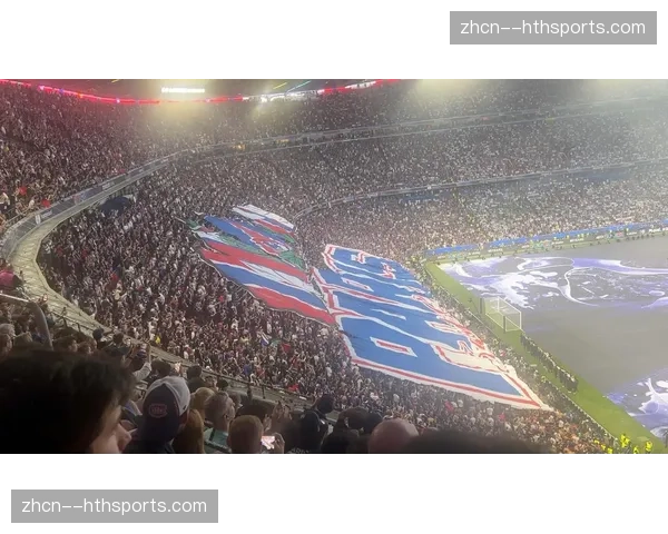 巴黎战利物浦TIFO：今晚，唤醒你心中的绿巨人